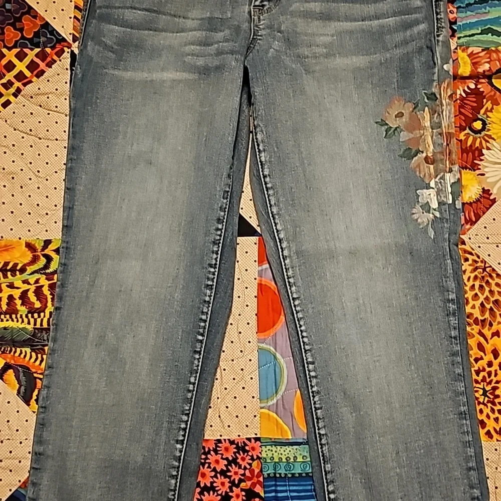 KAARI blue petite straight crop size 10P... painted flowers on left leg-so nice!